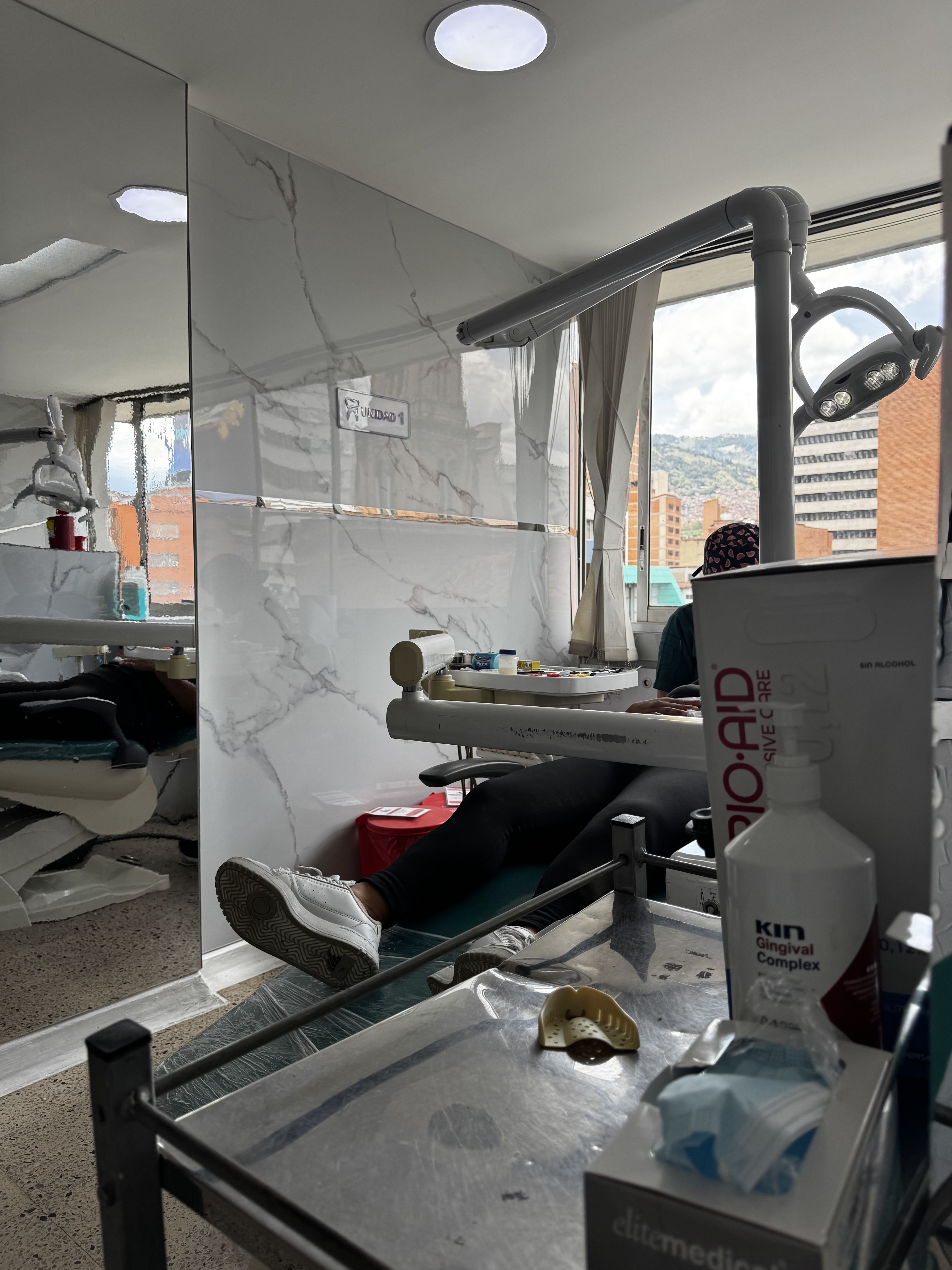 Procedimiento dental en curso en Armonizando Sonrisas Medellín